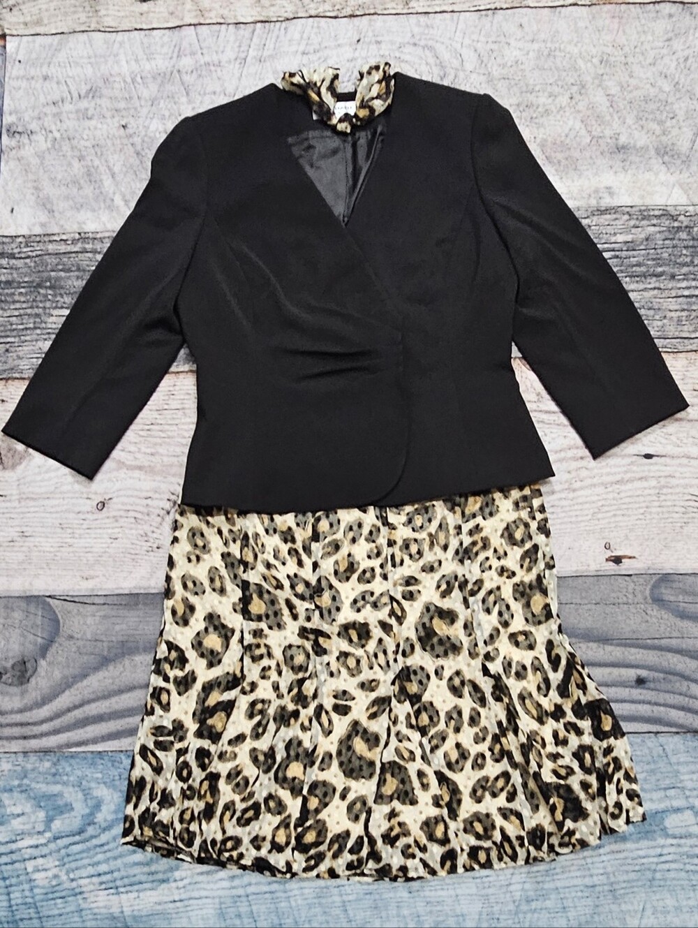 Tahari Arthur S. Levine  Women’s 2-piece Skirt Suit Size 8 Leopard Academia